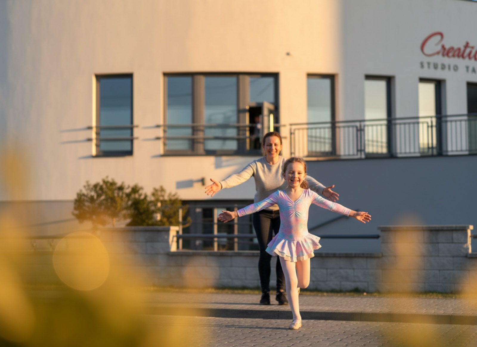 Tancerze Creative Dance przed studio na Gdyńskiej 47 w Rumi