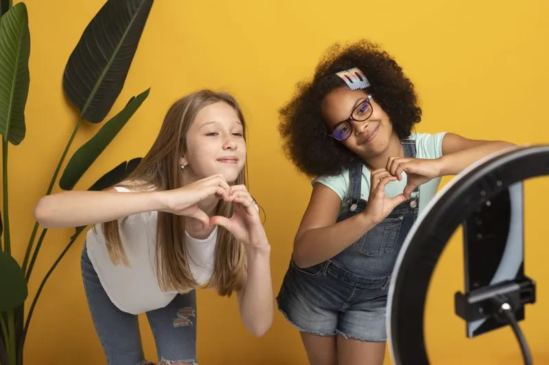Dziewczynki nagrywają choreografię na półkoloniach