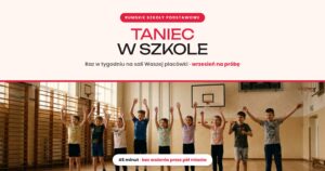 Dzieci na sali gimnastycznej z rękami w górze, napis Taniec w szkole, zajęcia raz w tygodniu